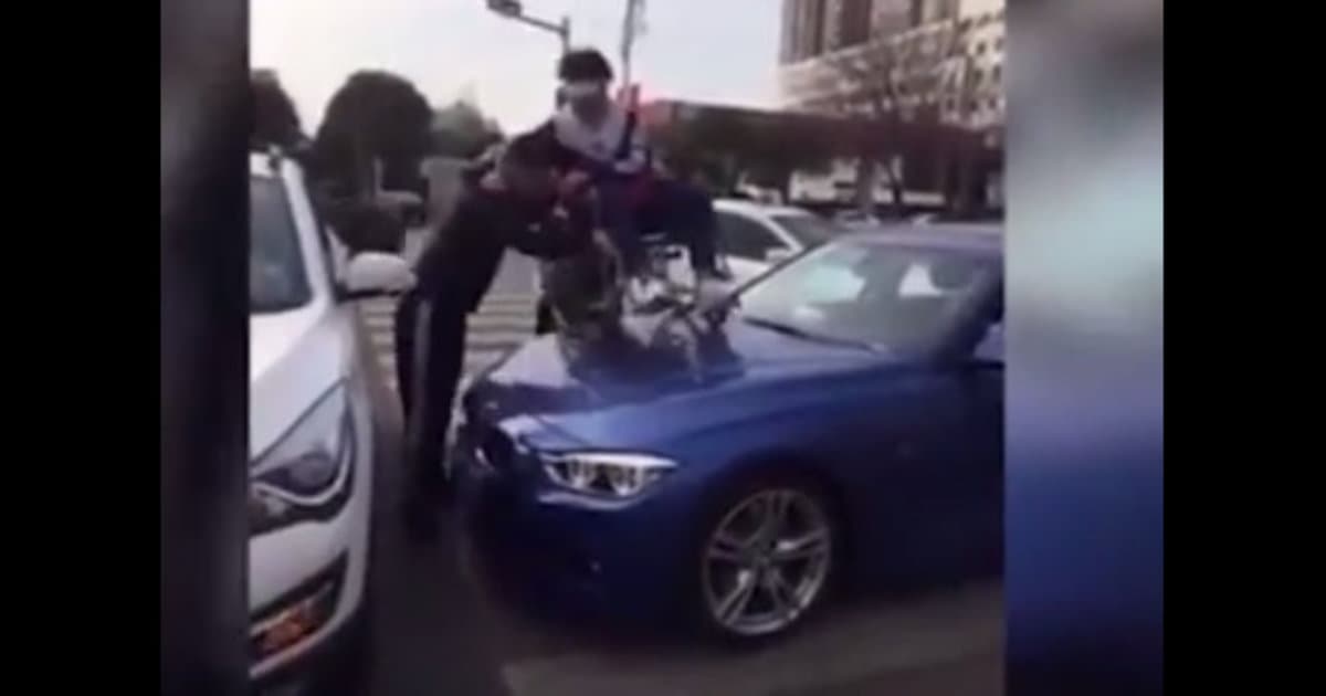 Aj ty si niekedy zastal autom na priechode? Sú krajiny, kde by si s tým nepochodil!
