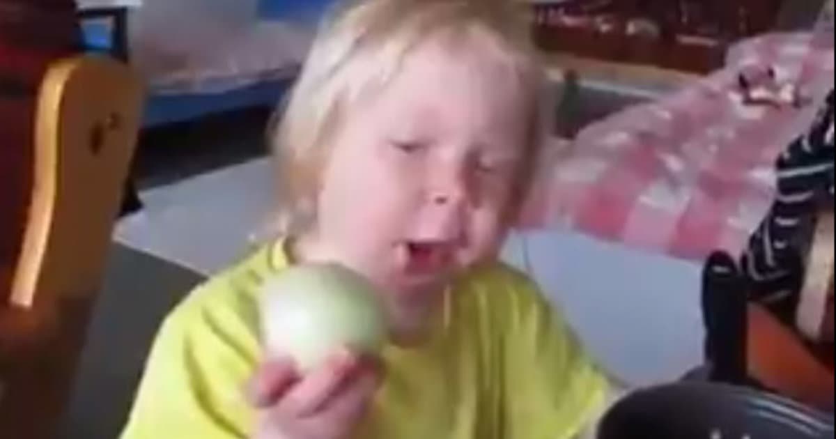 VIDEO: Mami, môžem zjesť to jablko? Nie, to je cibuľa.