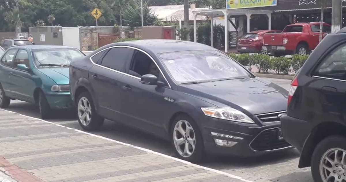 VIDEO: Takto vyparkovať auto, to sme ešte nevideli!