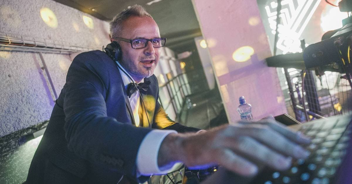 Toto teraz potrebuješ. DJ Carlo a jeho nová hodinka tanečnej hudby!