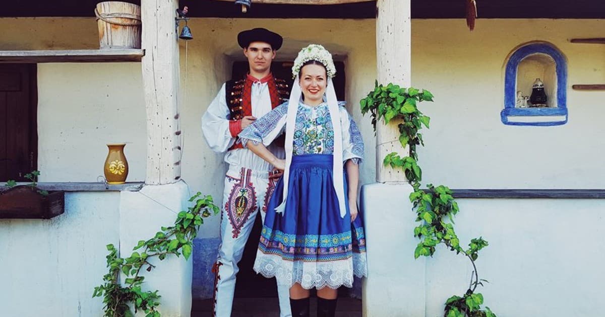 Nemusí byť každá nevesta v bielom. Monika a Ján si uctili slovenské tradície