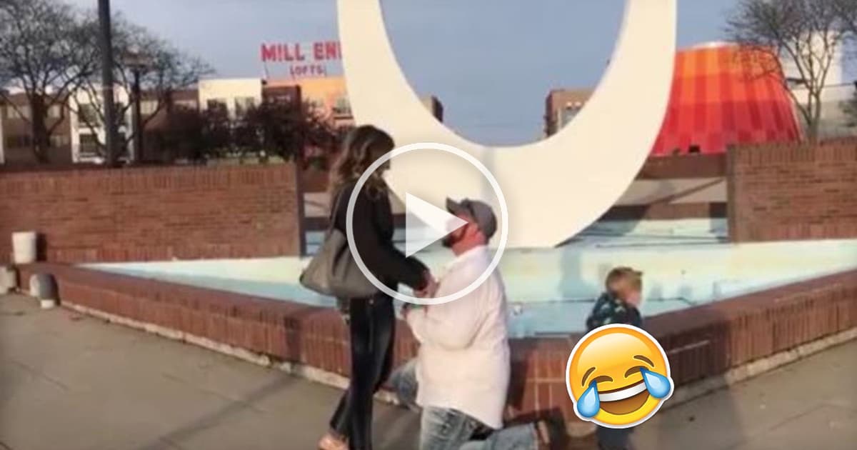 Mali to byť romantické zásnuby. Zrazu ich malý syn urobil niečo, na čom sa dodnes smejú
