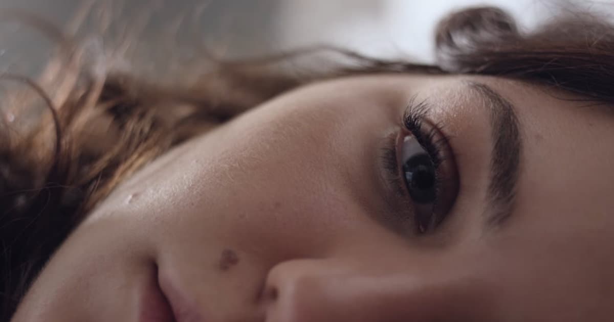Celeste Buckingham má nový klip plný známych tvárí