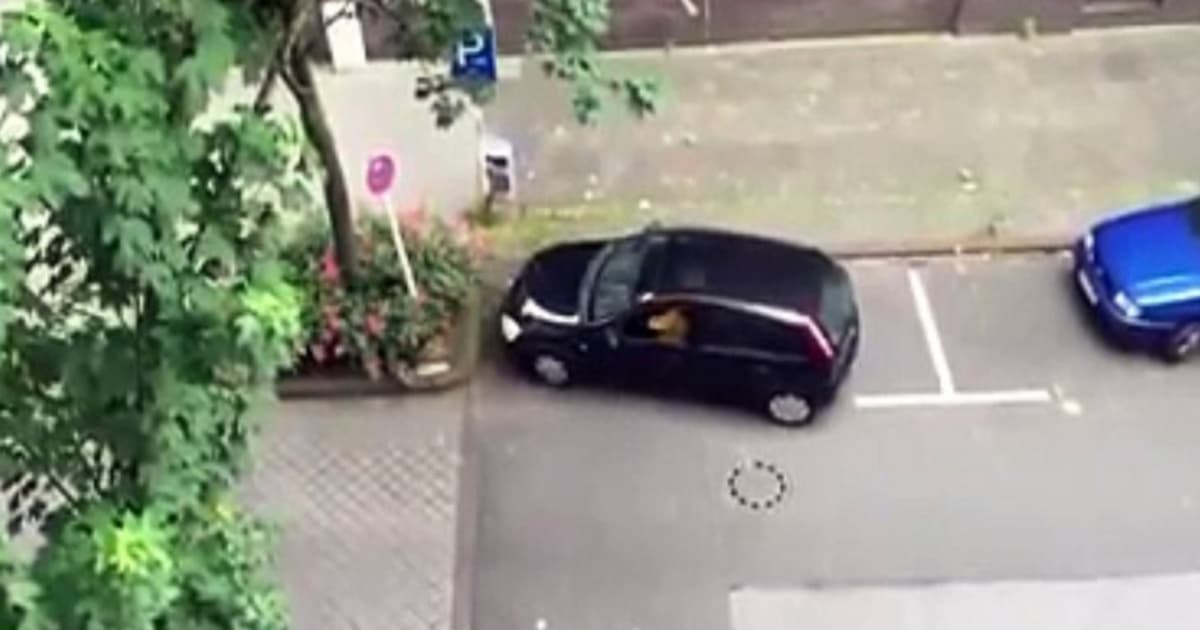 Nezatracujeme, len sa bavíme na 6-minútovom parkovaní tejto vodičky. Dala to?