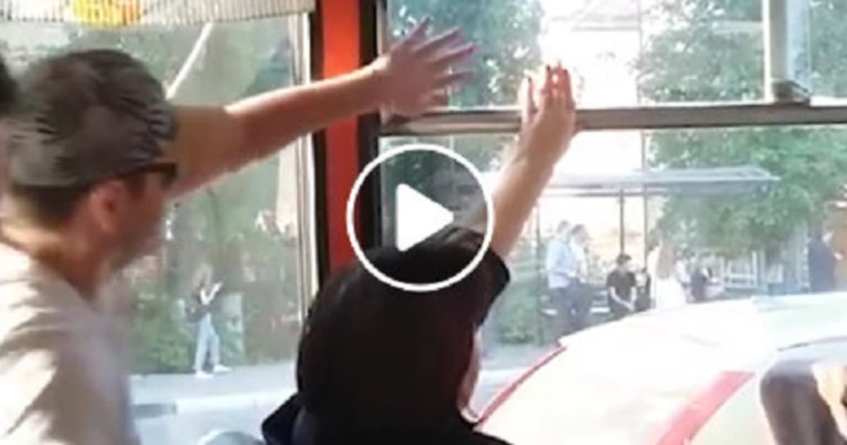 Tento tichý súboj o okno v autobuse je epický!