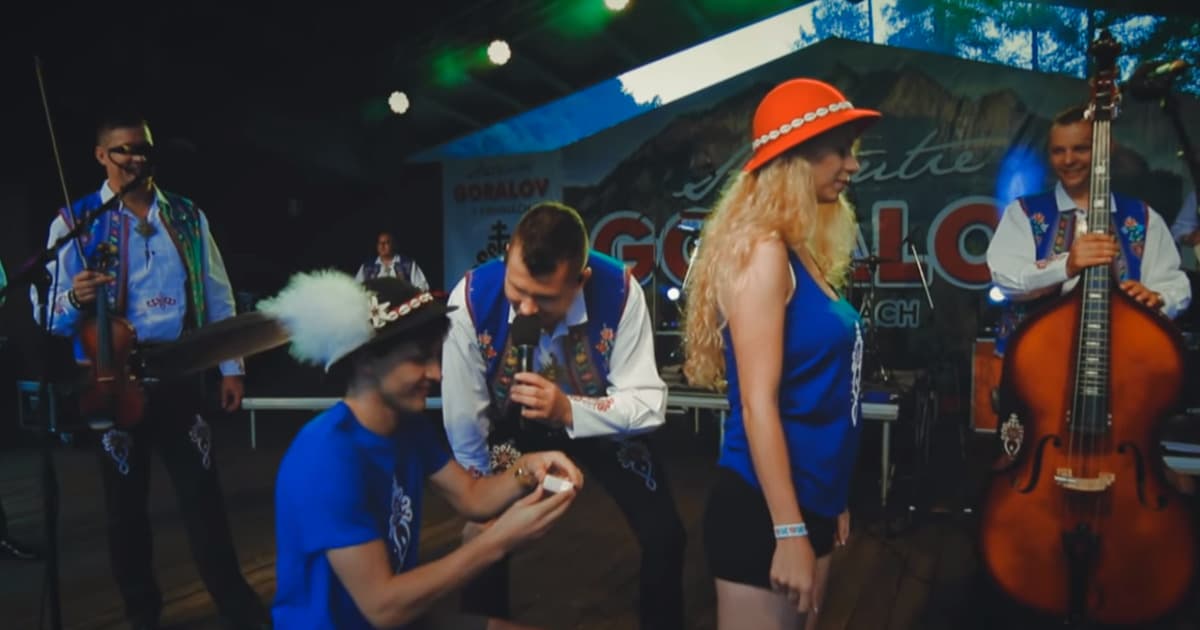 Kollárovci svojou novinkou opäť ovládli YouTube! Pozri si romantický klip o prvom bozku