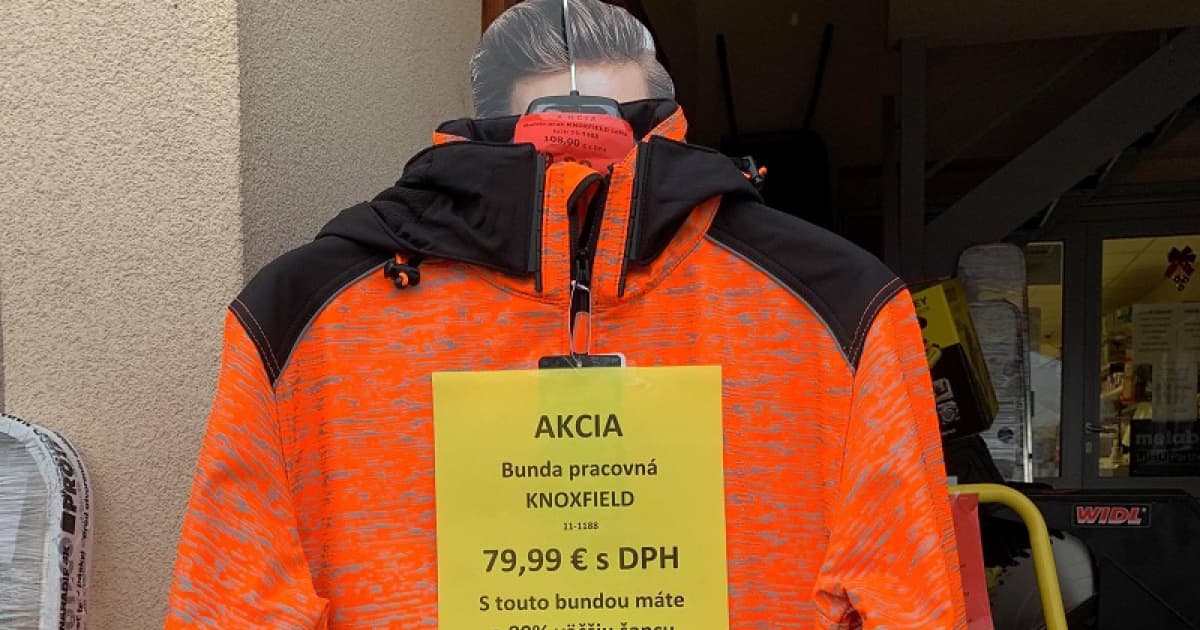 V Krupine majú nebezpečný priechod pre chodcov. Tak predávajú takéto bundy!