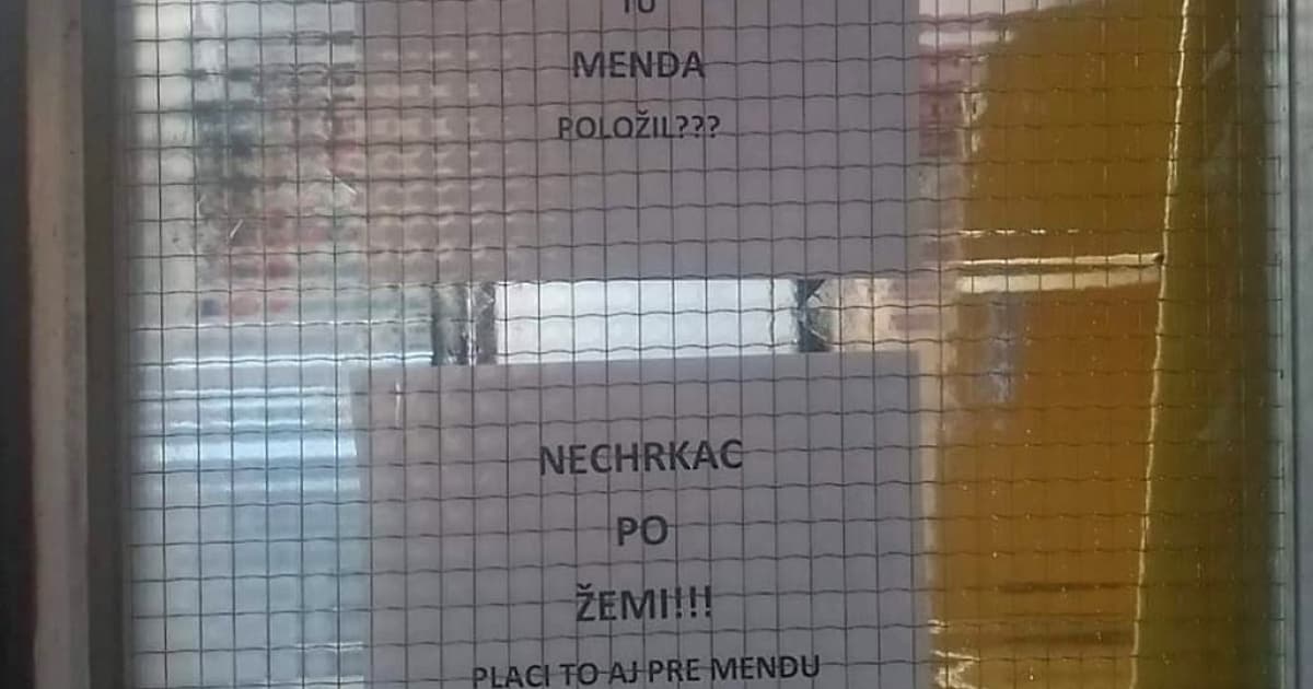Potraviny v obci Lúčky vyvesili milý vianočný odkaz