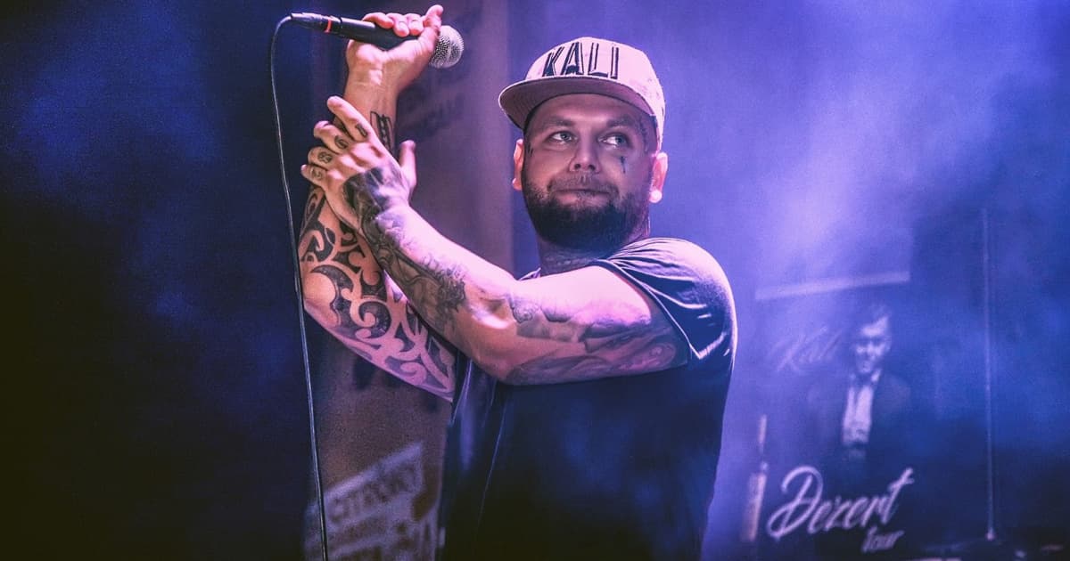 Raper Kali sa pred malou chvíľou stal otcom! Zverejnil dojemnú fotografiu