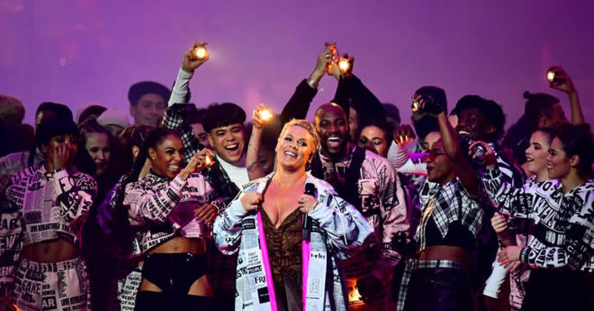P!nk predviedla na BRIT Awards famózne vystúpenie. Prekvapila outfitom, ktorý skrýval silné odkazy
