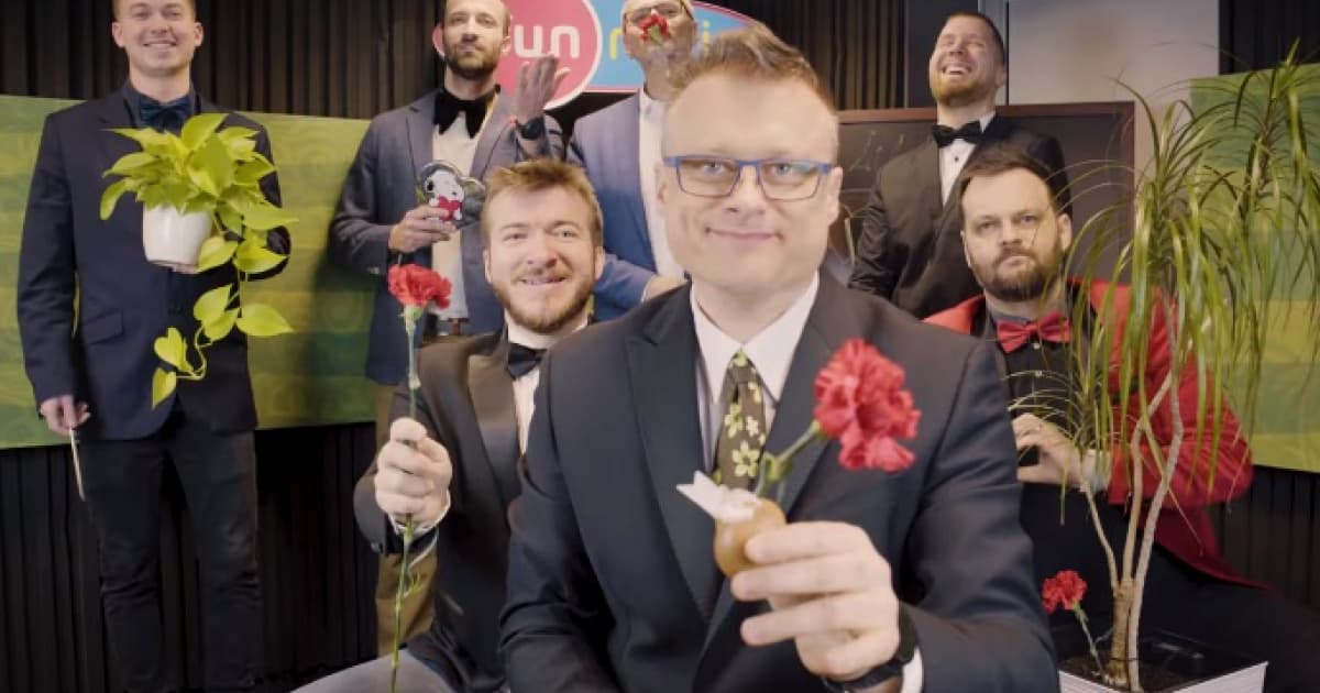 Ženy, ste nenahraditeľné. Toto je len pre vás, od nás. Užite si svoj deň!