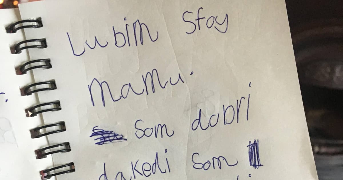 Sylvia žije dlhé roky v Írsku. Jej syn sa učí po slovensky. Dobre mu to ide!