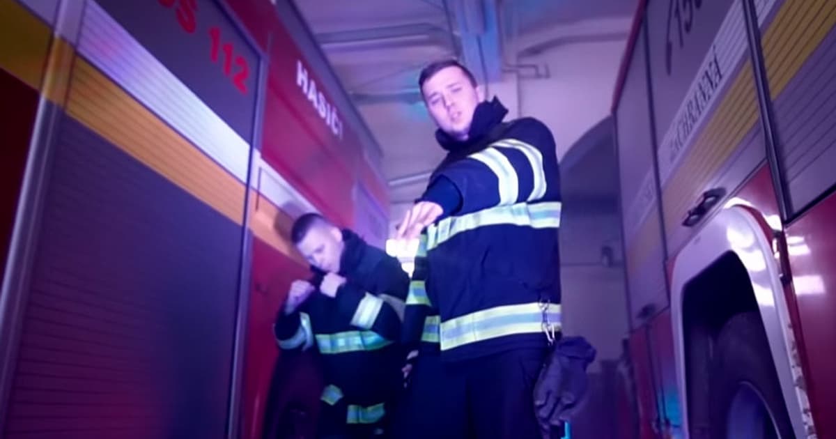 „Hasíme hudbou!“ Dvaja hasiči z Košíc ovládli slovenský internet hitom o zachraňovaní iných