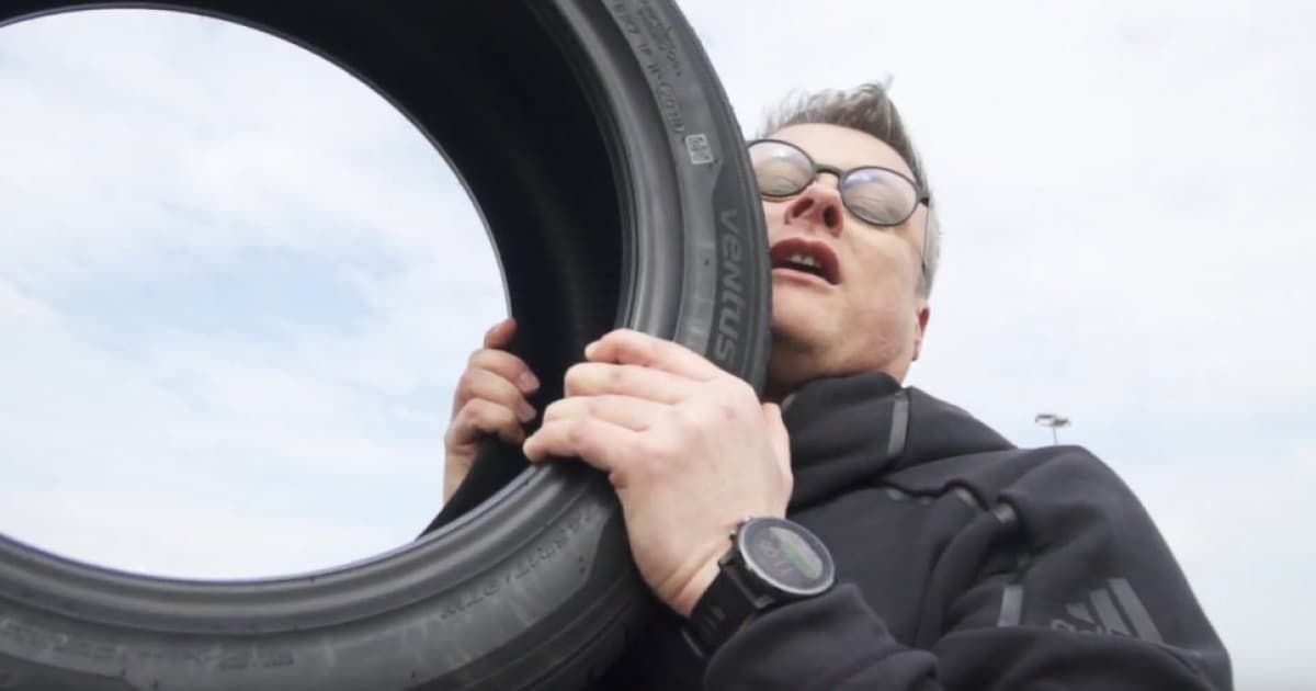 Videl si už hriešny tanec s pneumatikou? Sajfa s Truhlíkom posúvajú hranice!