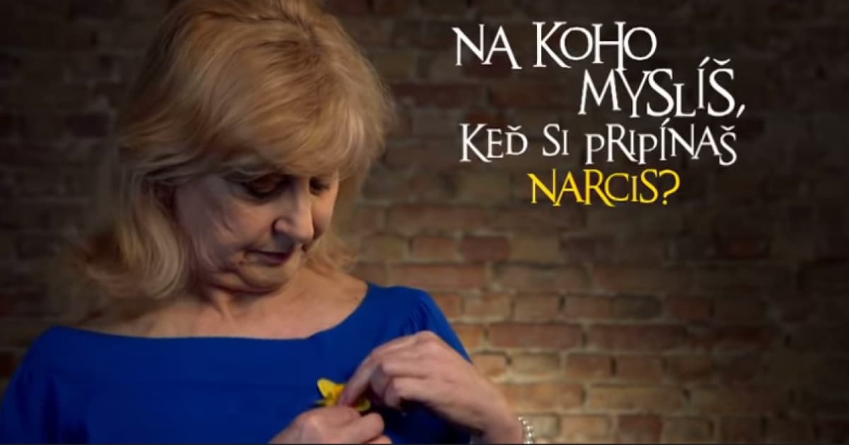 Na koho myslíš, keď si pripínaš narcis?