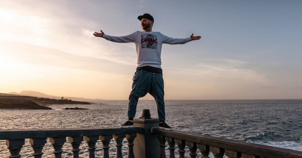 Raper Opak a Xindl X prinášajú z Tenerife nový videoklip „Freetime“