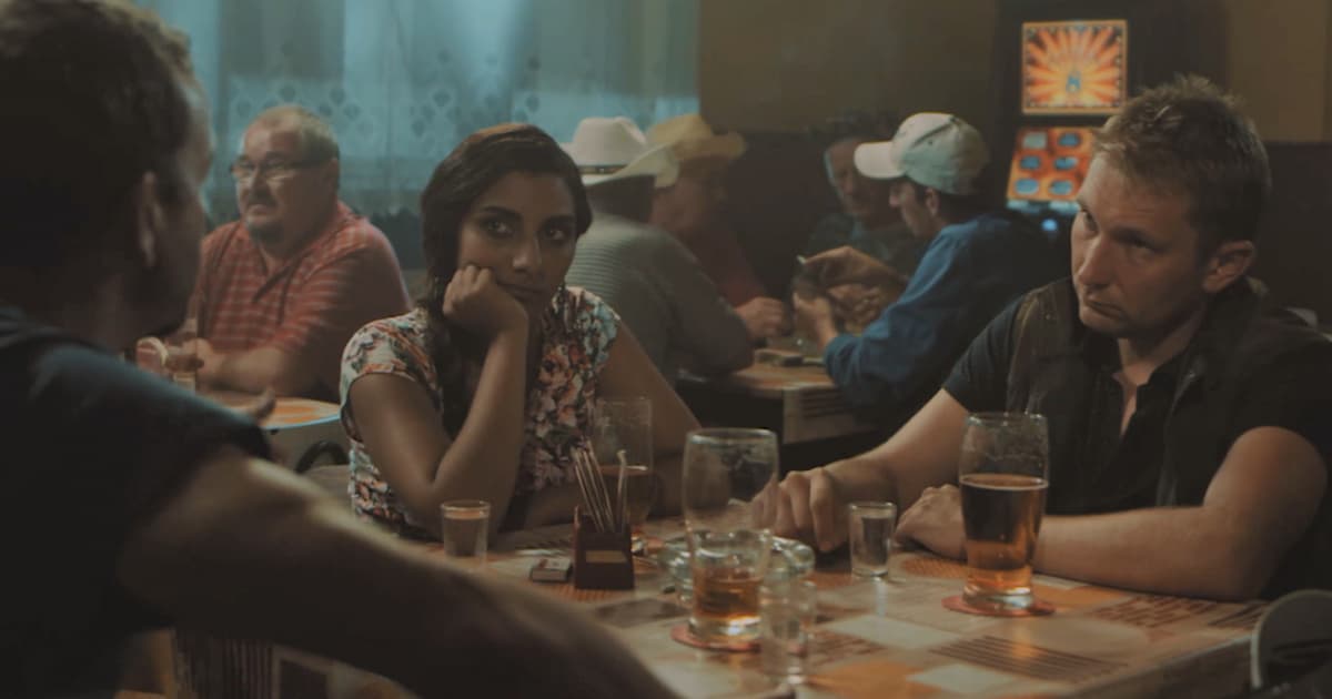 Do kín mieri východniarsky film o láske medzi Rómkou a nešťastníkom Milanom. Pozri si skvelý trailer
