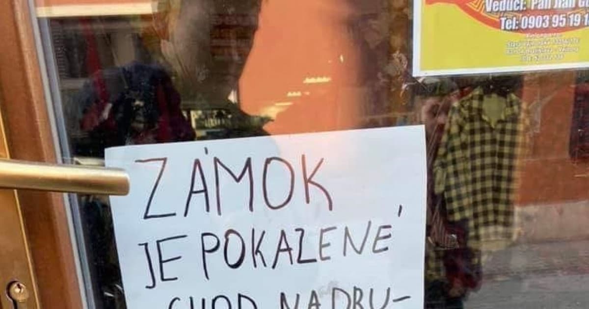 Na tento oznam na dverách čínskeho obchodu v Komárne by si potreboval Google Prekladač