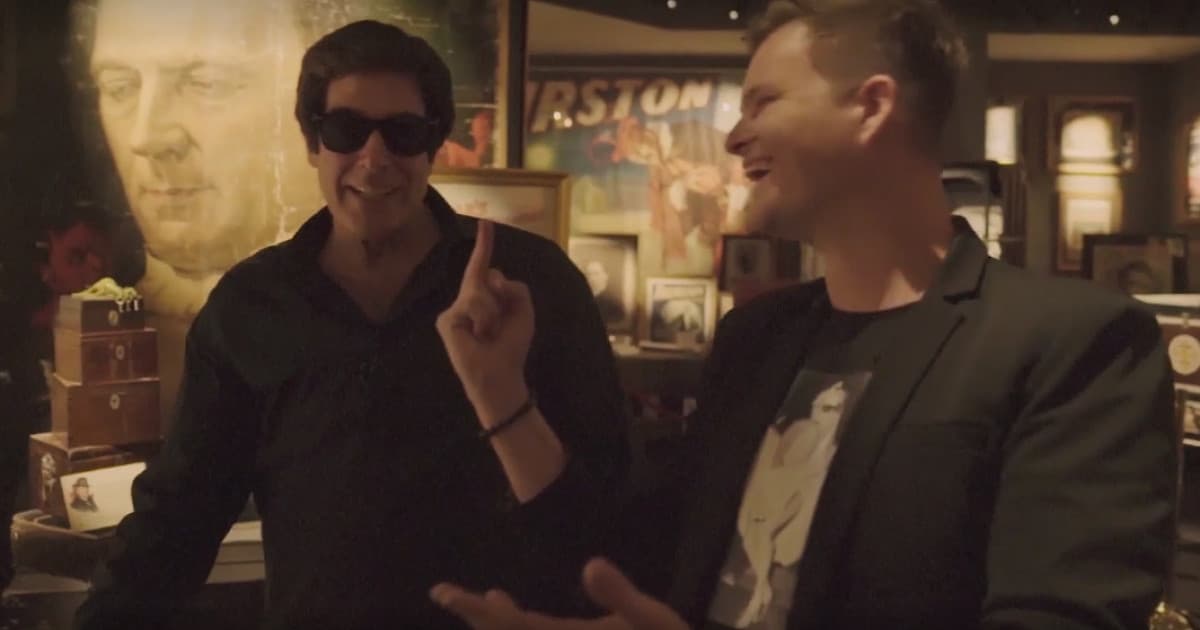 Nachytal Copperfielda a z Rwandy ho vyhostila armáda. Nové Kazmove video má záver, ktorý chytí za srdce