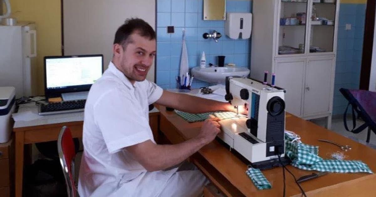 Lekári si šijú rúška sami priamo v ordinácii. Úsmev na tvári im nechýba ani v ťažkých časoch