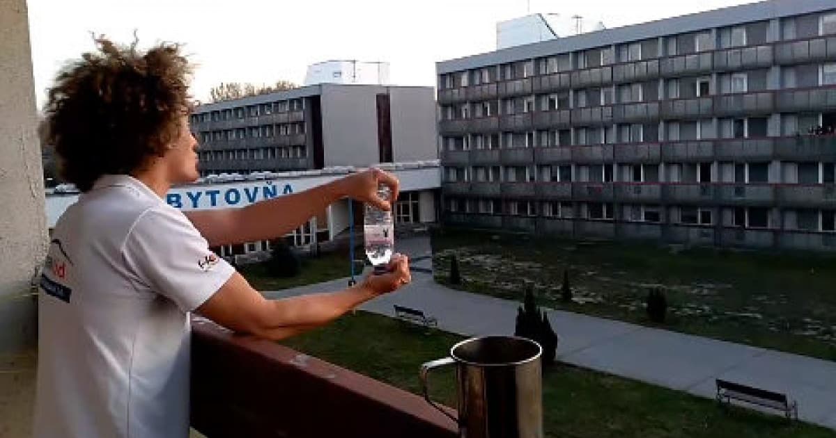 Adam je v karanténe v Gabčíkove. Rozhodol sa, že ostatným spríjemní čakanie