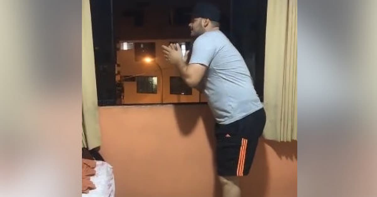 VIDEO: Jaromír chcel tiež zatlieskať zdravotníkom. Avšak, niekde sa stala chyba...