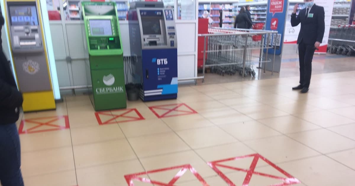 V Rusku sa zrejme COVID-19 šíri len dopredu a dozadu. Takto tam vyriešili rozostupy pri bankomatoch