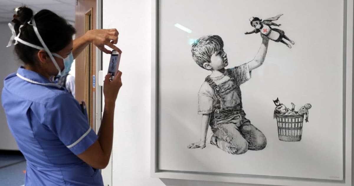 Banksy si novým dielom počas pandémie koronavírusu uctil zdravotníkov
