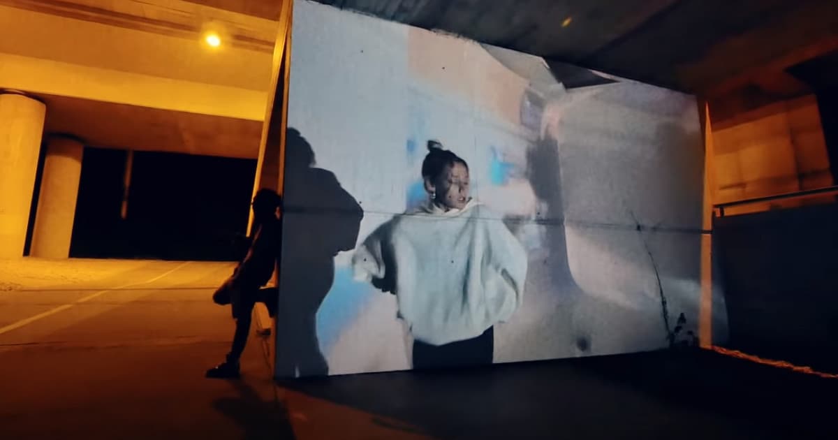 Emma Drobná a raper Dame sa postarali o unikátny klip! Na budovy v mestách premietali videá od fanúšikov