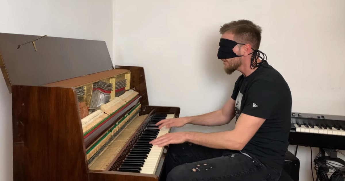 Slovenský klavirista Norbert si rúškom zaviazal oči a začal hrať jednu z najznámejších klavírnych skladieb