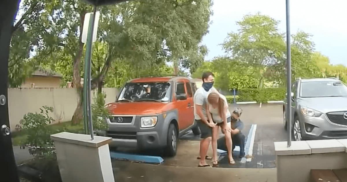 Žena porodila svoje bábätko "na stojáka" priamo na parkovisku pred nemocnicou