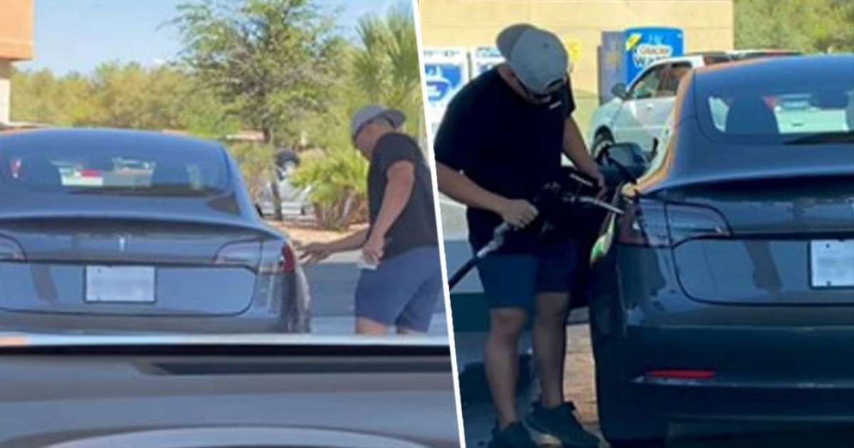 Na benzínke zaparkoval svoju elektrickú Teslu a hľadal otvor, do ktorého by mohol natankovať