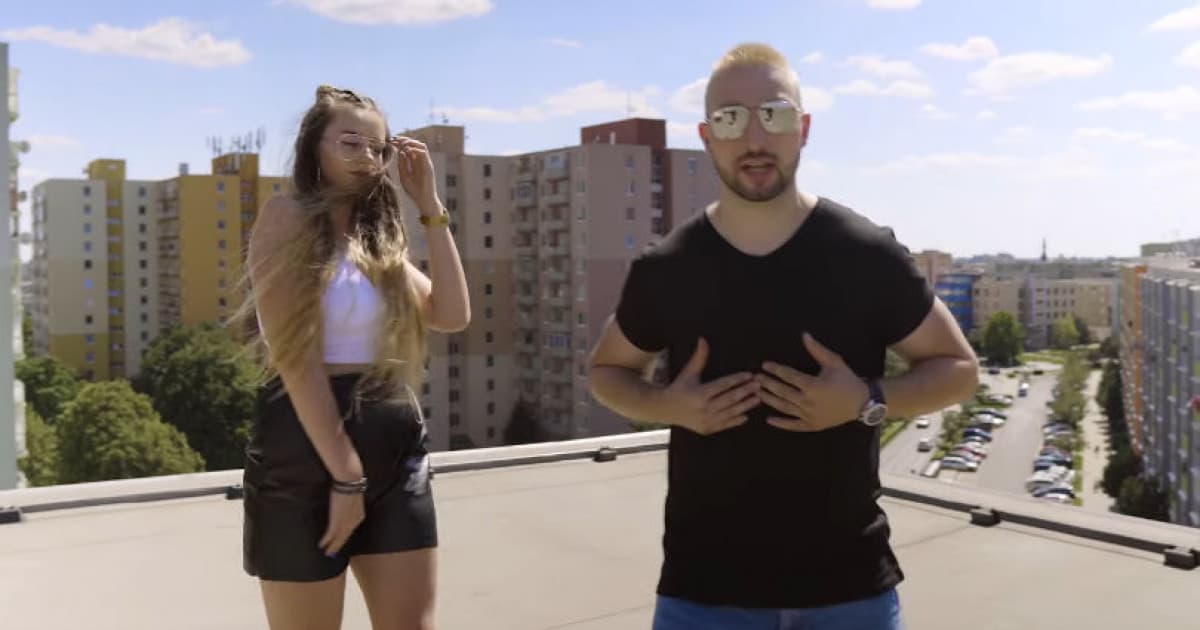 Michal z Trnavy sa venuje rapu. S kamoškou nahral letný a pozitívny song!