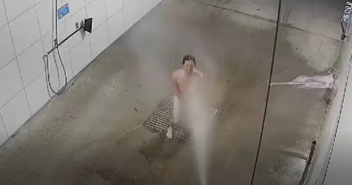Prišiel nahý do autoumyvárky a dal si sprchu. Z videa, ktoré zachytila bezpečnostná kamera, je hit internetu