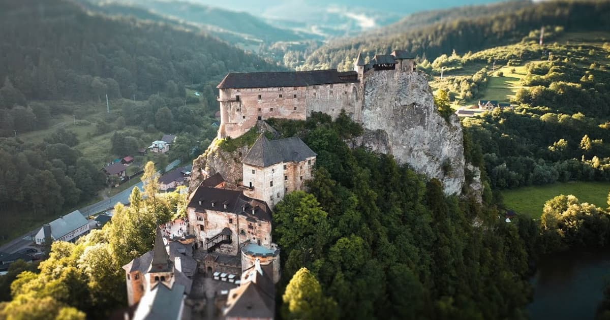 SLOVENSKO JE PRIMA - VIDEO: Netflix nakrúcal na Oravskom hrade