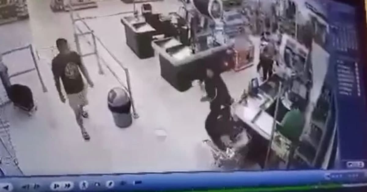 VIDEO: Bizarná situácia v Komárne. Nechcel si nasadiť rúško, tak začal biť všetkých naokolo