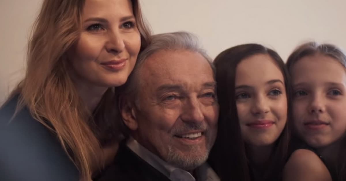 Pozri si prvý trailer k filmu o Karlovi Gottovi. Prináša ojedinelý pohľad do jeho súkromia i duše
