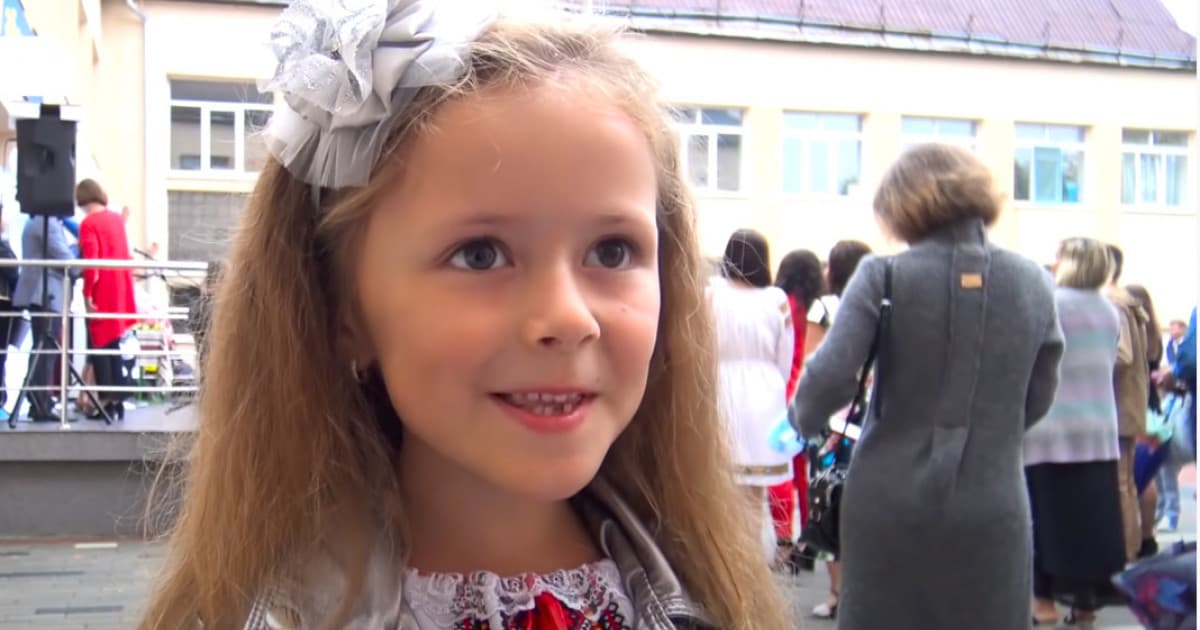 Malá prváčka hviezdou internetu! Vypočuj si jej odpoveď na otázku, prečo chce chodiť do školy