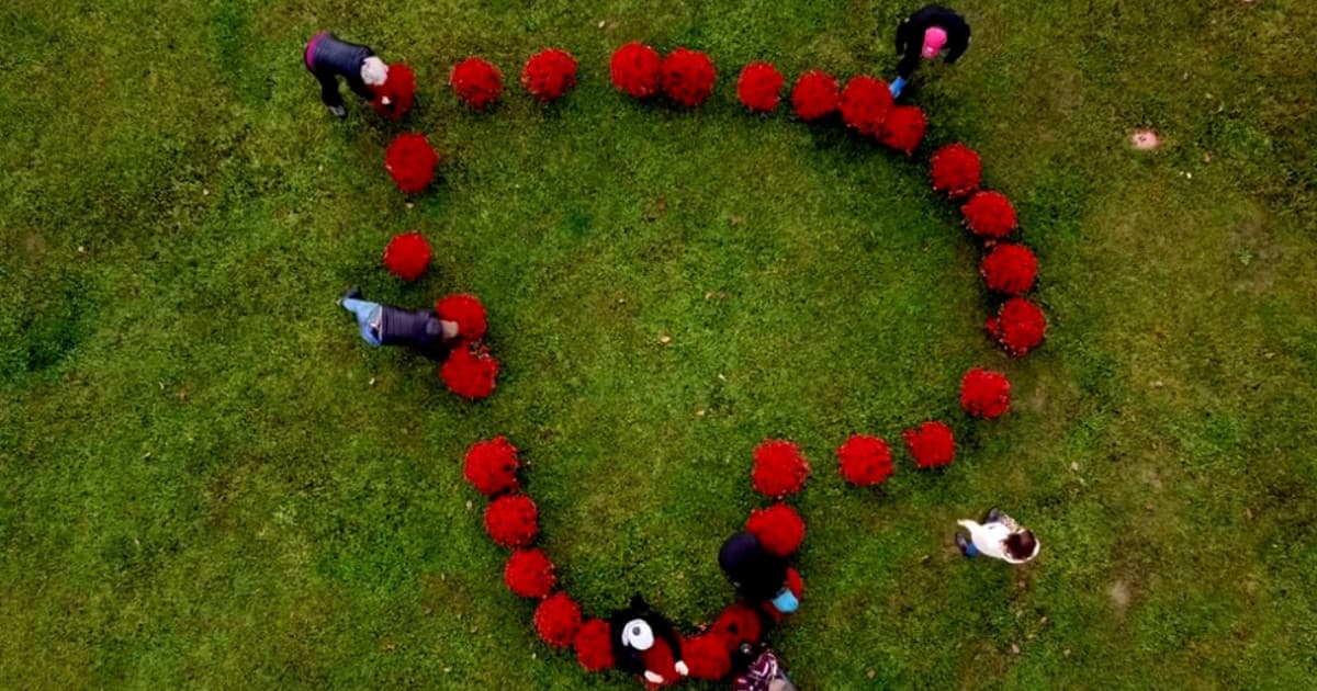 V Rožňave sa protesty nekonali, 17. novembra oslávili kvetmi po celom meste!