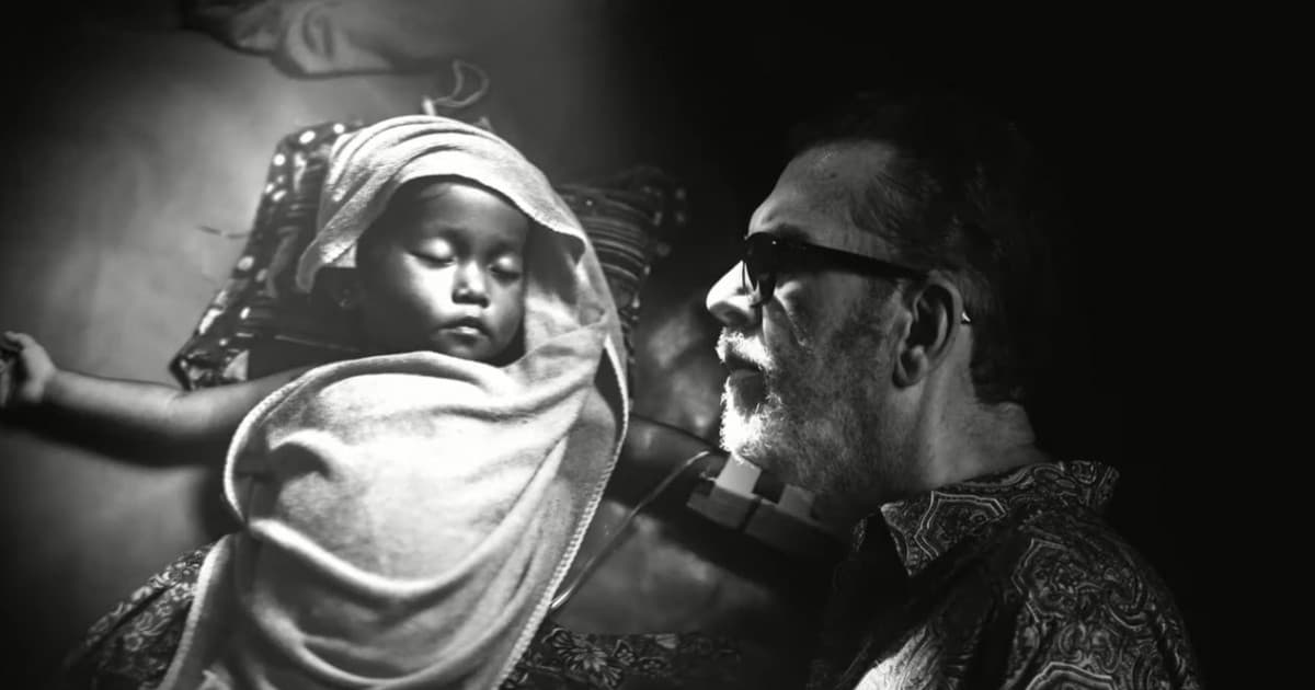 Richard Müller daroval svoju novinku humanitárnej organizácii, ktorá v zachraňuje detské životy