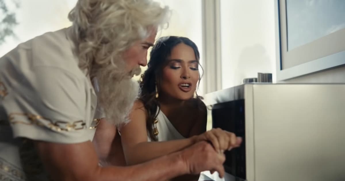 Arnold ako Zeus, Salma Hayek ako Hera. Pozri si túto perfektnú reklamu!