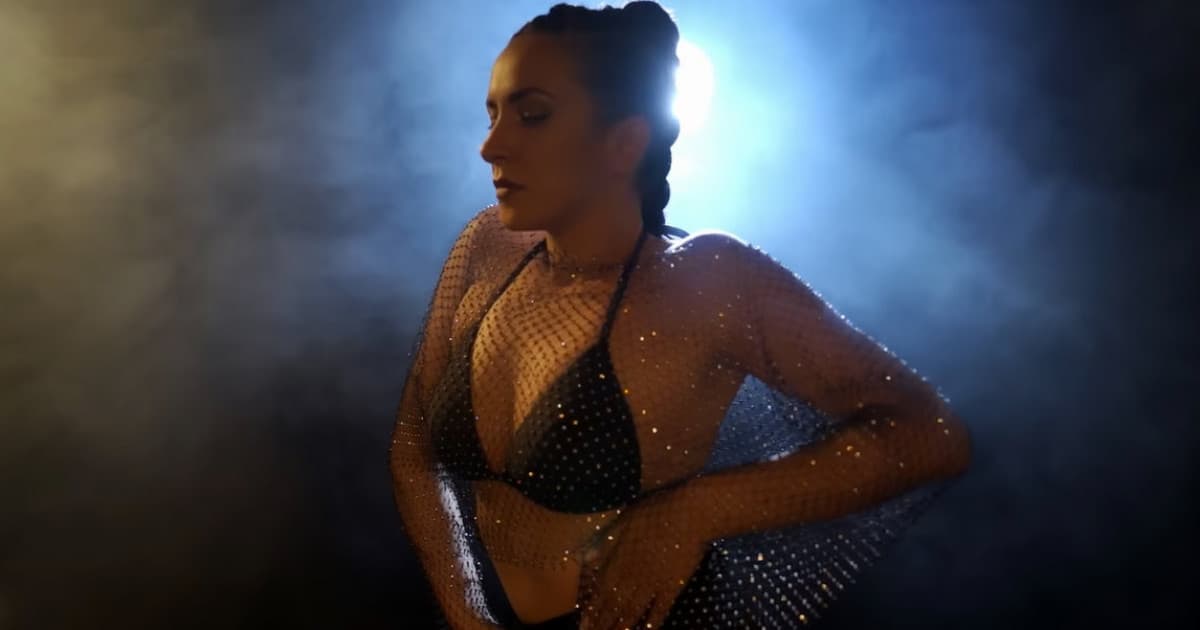 Speváčka LARA MORR vydala letný singel „Spomaliť čas“