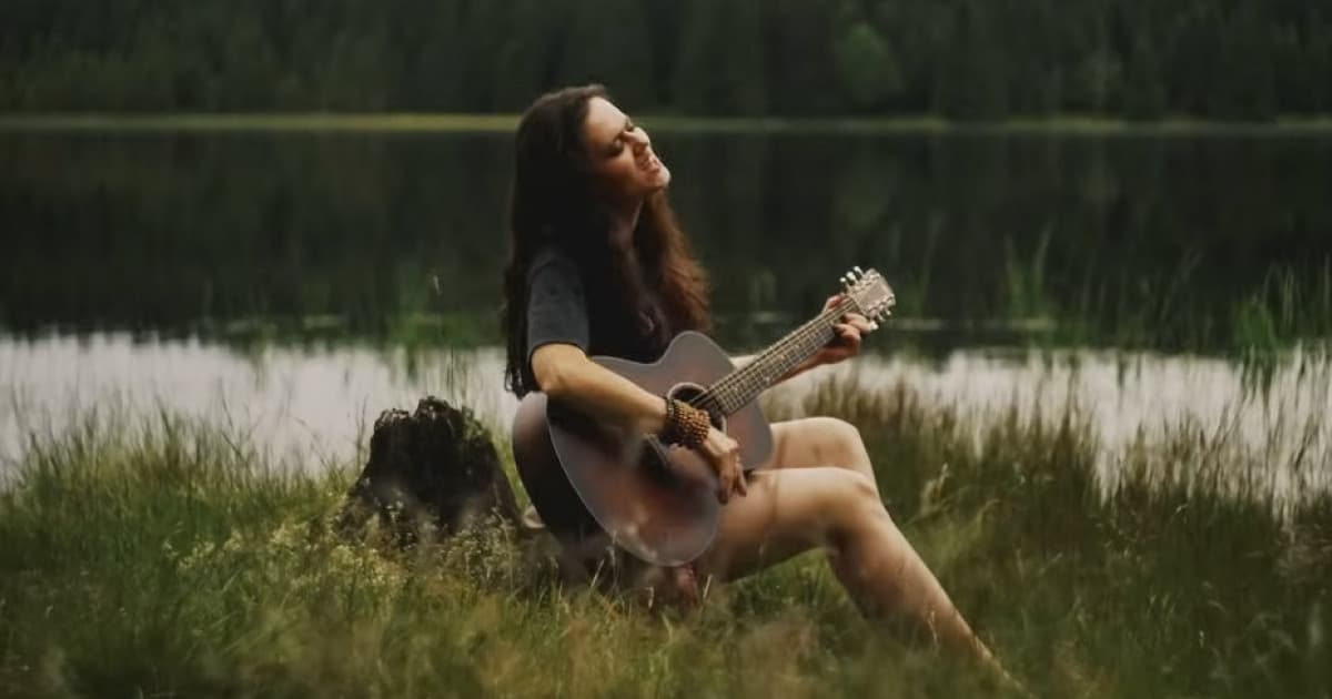 Karmen Pál-Baláž novým singlom motivuje k prežívaniu prítomnosti naplno