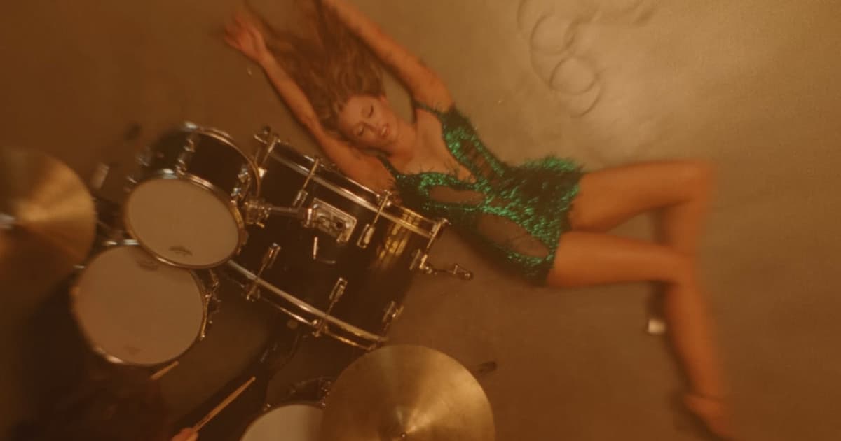 Miley Cyrus prináša silný odkaz v novinke „End of the World“