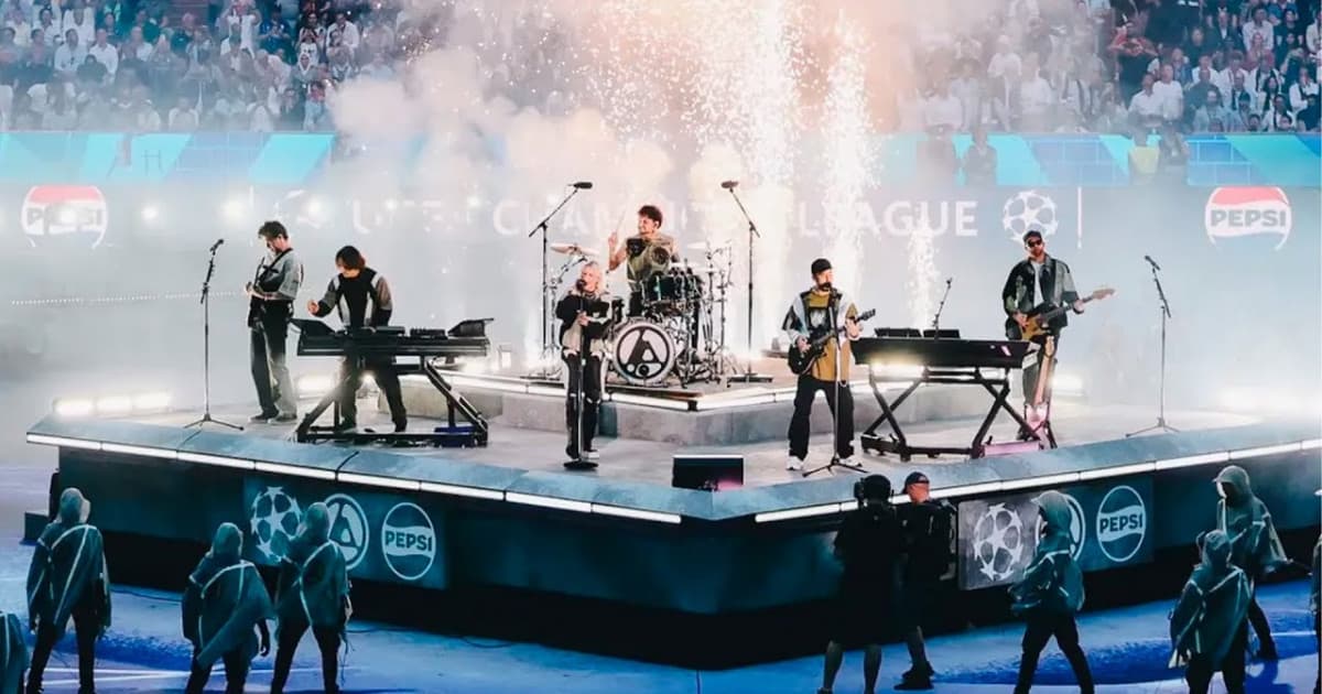 Linkin Park odpálili finále Ligy majstrov vo veľkom štýle