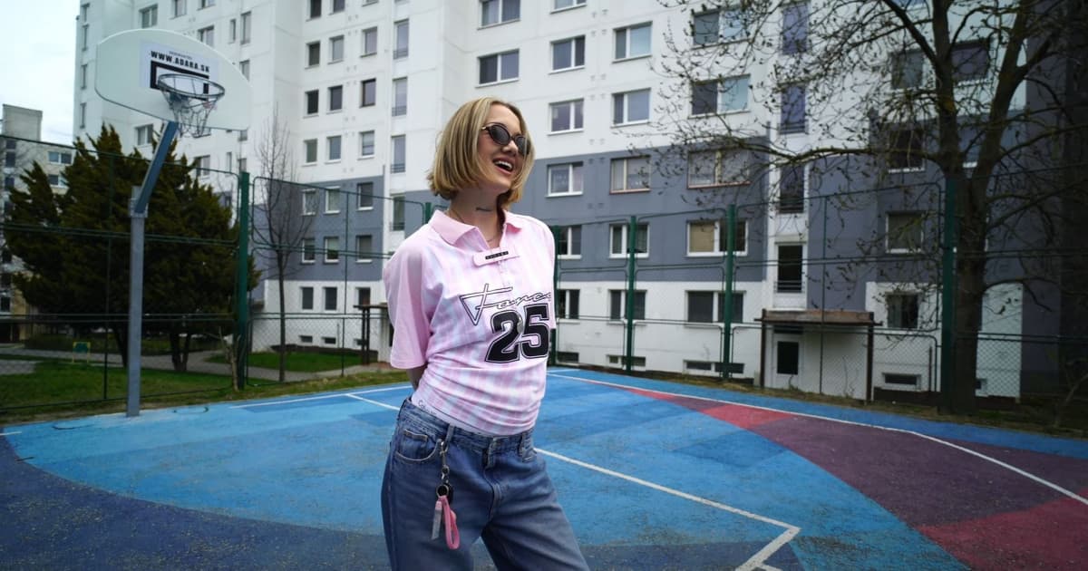 Call Dominika ukázala, že jej ide aj angličtina. Singel "Relapse" si fanúšikov získal za hranicami Slovenska.