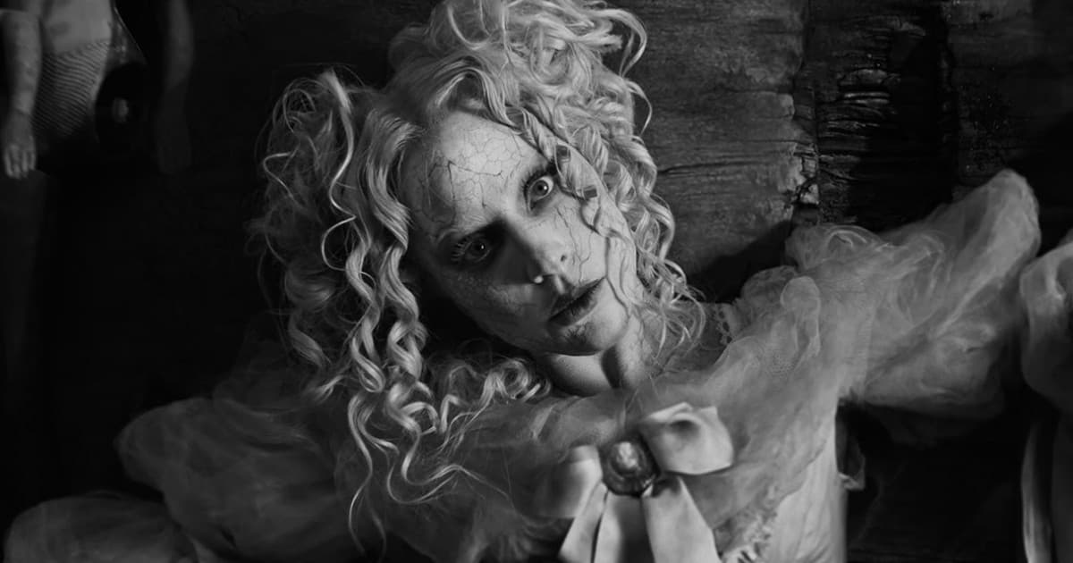 Lady Gaga vydala temný klip „The Dead Dance“. Režíroval ho Tim Burton!