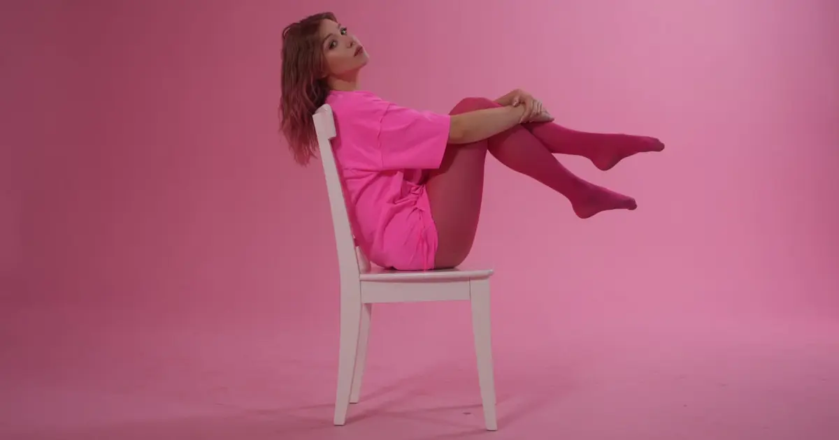 Speváčka Emma Llure prichádza s tanečným singlom „Von z mojej hlavy“
