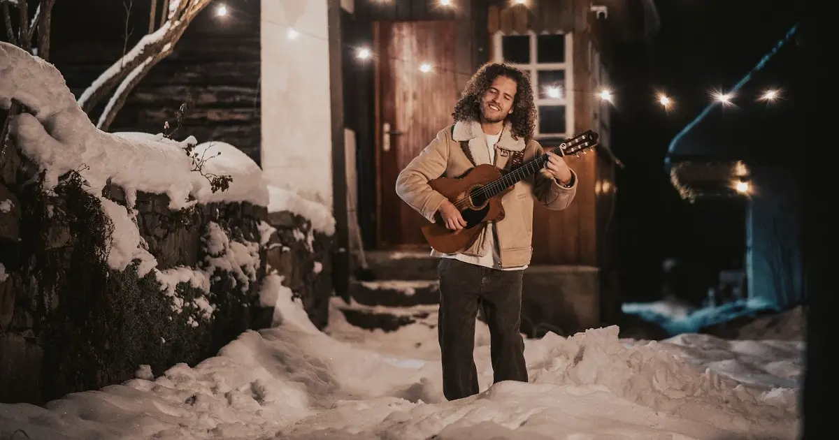 Gitarista Dávid Bílek prináša svoju najosobnejšiu vianočnú pieseň "Na Vianoce"