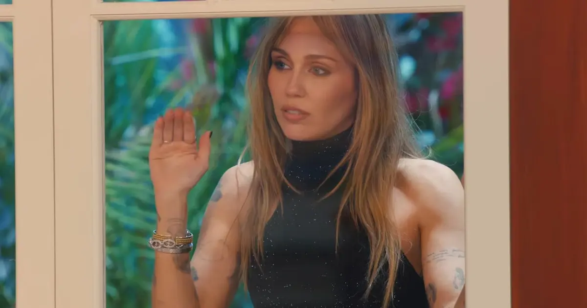 Miley Cyrus vydala k „Younger You“ aj oficiálny klip. Silný odkaz samej sebe!